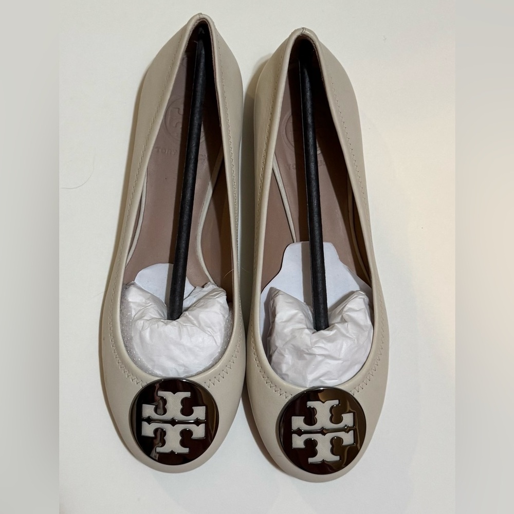 Tory Burch Reva Ballet Flat Cream Leather with Pewter Emblem 6.5, never worn
